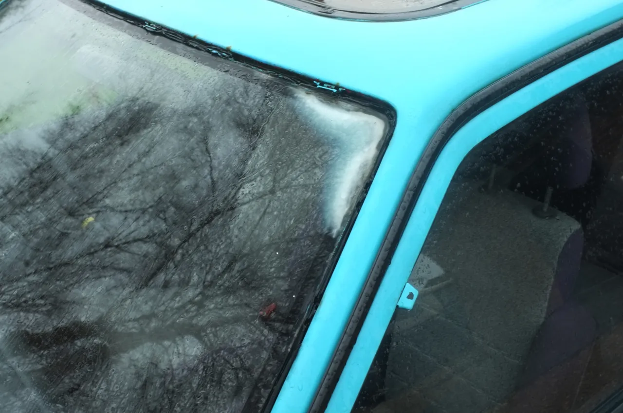 Fogging in the corners of a Mazda 323 windscreen