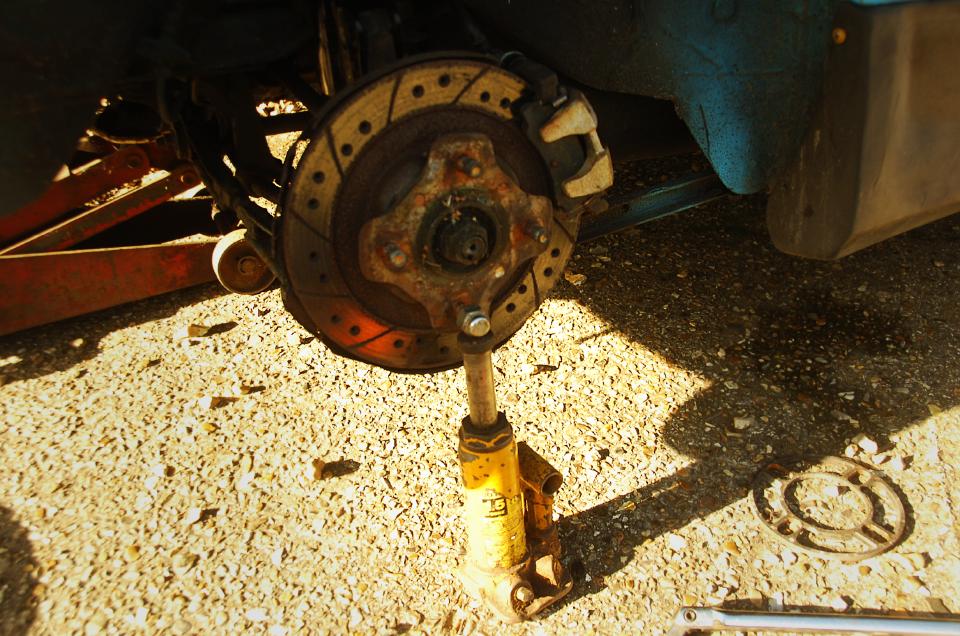 Alignment attempt: Rear hub jacked up by a prehistoric Halfords bottle jack