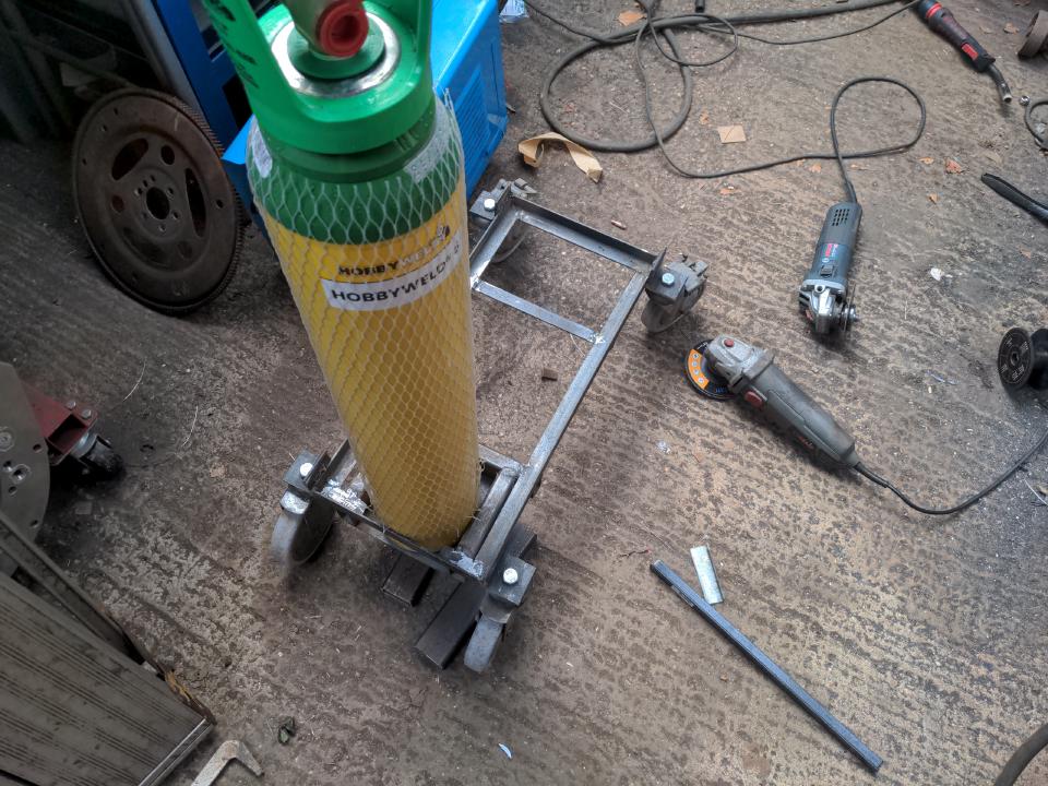 The aforementioned chassis, which now has a cradle for the gas bottle to sit in, the bottom of which sits about 2 inches below the chassis.