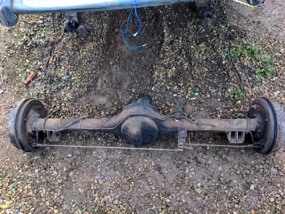 The old axle from my Rover P5. It is a beam (live) axle with drum brakes.