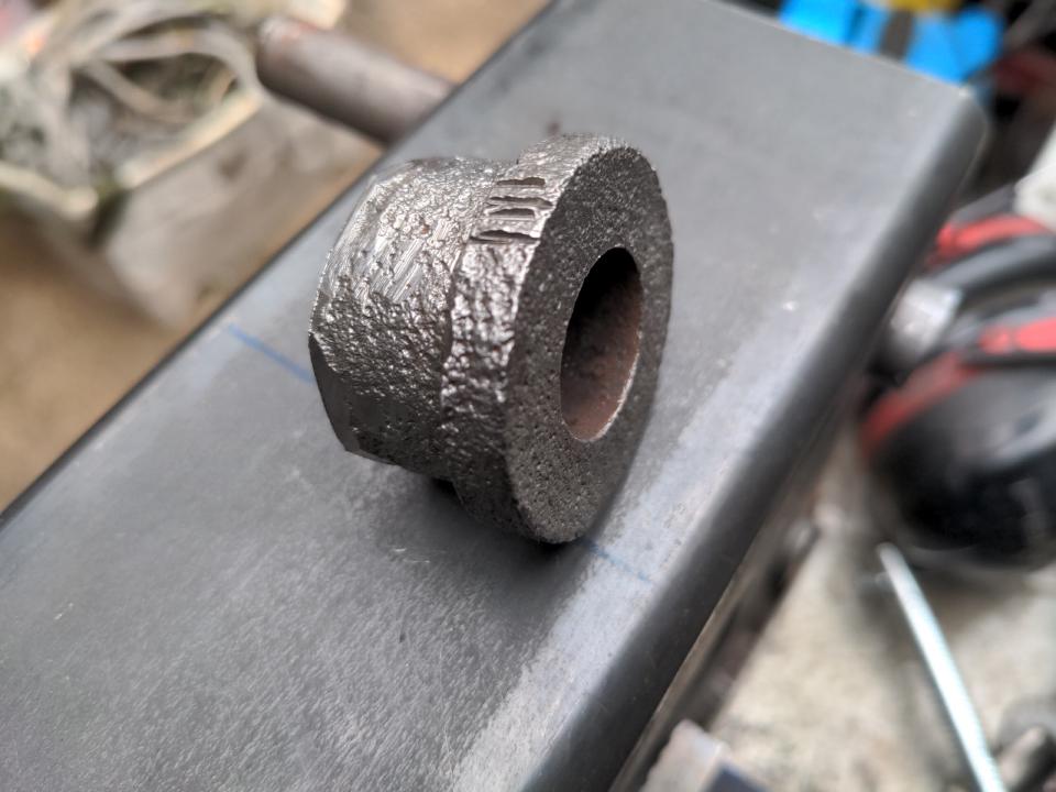 The 'donut'/'top hat' part in the previous picture separated from the rod that went through it.