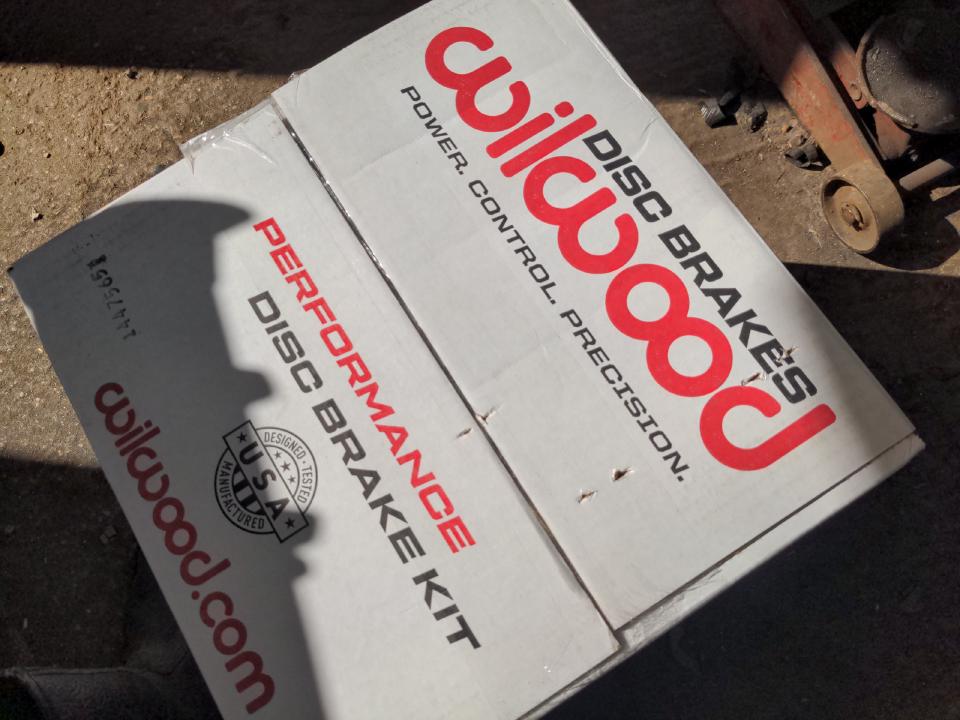 A large box (about 45x45x45cm with "WILWOOD" and "PERFORMANCE DISC BRAKE KIT" written on it)