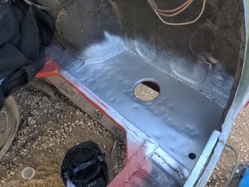 The area inside the trunk of my P5 behind the wheel arch; about 40cmx20cm of steel has been cut out and replaced with fresh steel.