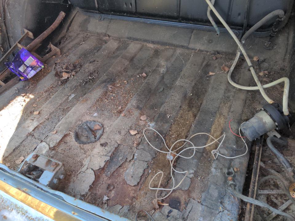 A view inside the cavernous boot (trunk) of my Rover P5.