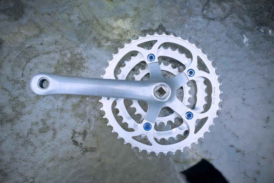 The Super Shifter Pro chainset after cleaning. It is much shinier, and now has blue anodised bolts on each arm.