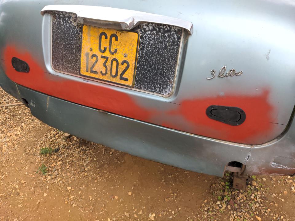 Aerocatches fitted on the boot lid of my P5. They are black manually-operated latches.